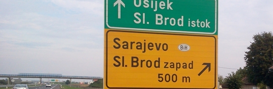 Na estrada: fronteira da Croácia com a Bósnia